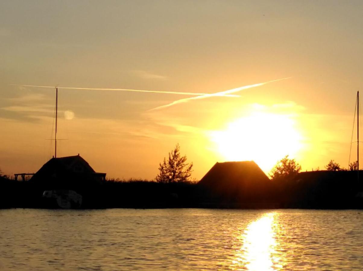 Pfahlbau Sunset I Toplage Elektroboot Inklusive Rust Exterior foto